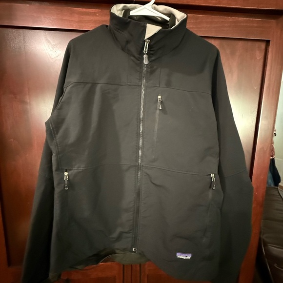 Men’s Patagonia Black Performance Jacket with Sporty Design - Picture 9 of 11